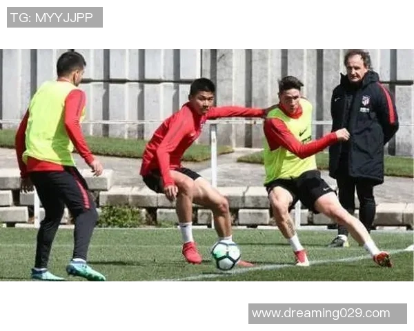 当前活跃于职业联赛的足球明星有哪些值得关注的球员和他们的表现