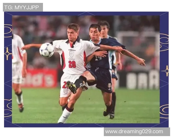 黑白影像中的足球明星风采展现与经典瞬间回顾