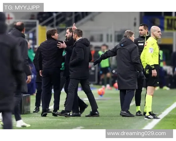 外国足球明星因不满判罚与裁判发生冲突引发热议与讨论